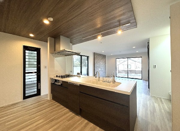 スライド収納付きのシステムキッチン。パスタ鍋や圧力鍋、フライパンなどもおしまい頂け、出し入れもスムーズ。お子様と一緒にお料理も楽しめます。