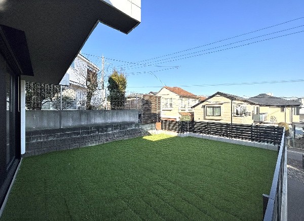 外観:住まいに陽当りと潤いをもたらす、広いお庭があります。成長する樹木に見守られ、家族の物語が始まります。どんなお庭にしていくか、お子様のプール遊び、ガーデニングなど、幅広く楽しめます。