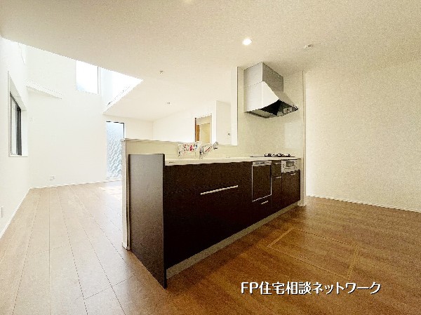 【キッチン】対面キッチンはリビングと一体感があり、家族の様子を見守りながら家事ができます。吹抜けの光が届くLDK18.4帖です。