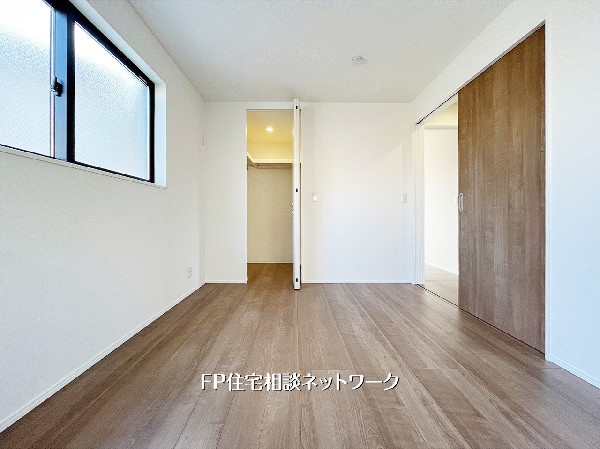 洋室│6.3帖+WIC】ゆとりある6.3帖の洋室は、大型の家具も配置しやすい機能的な空間。大容量のウォークインクローゼットを完備し、衣類や季節物もスッキリ片付きます。