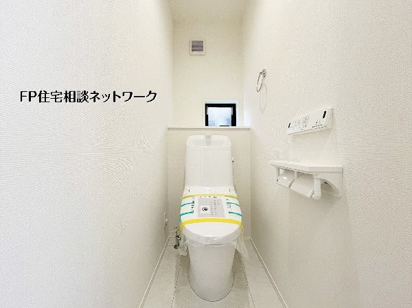 【トイレ】白を基調とした明るくクリーンなトイレ空間。小窓付きで換気もしやすく、常に爽やかな状態を保てます。