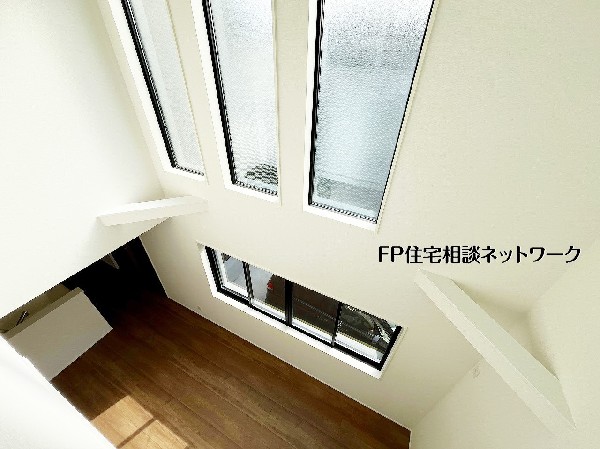 【吹抜け】大きな吹抜けと高窓から光が入るLDK18.4帖。開放感のあるリビングは、家族の時間を心地よく彩り、おうち時間も自然と充実します。