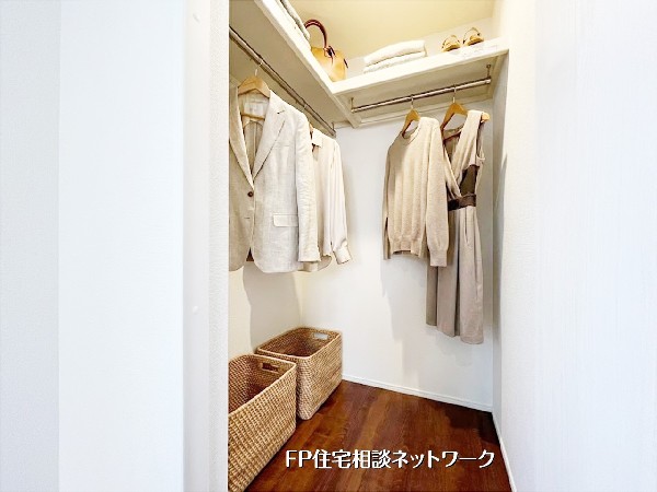 【ウォークインクローゼット】本画像はAIがCGで衣類作成しており、実際の現地に衣類は設置されておりません。また、販売価格に衣類等は含まれておりません。