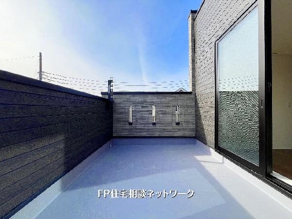 外観:【バルコニー】インナーバルコニー風の設計で、外からの視線を気にせず寛げます。青空の下でべランピングや趣味の時間を満喫できる、ゆとりあるプライベート空間です。