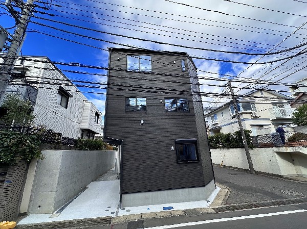 外観:【類似外観同仕様】施工例の為、分譲中の建物とは外壁、屋根開口部等の形状・仕様が異なります。