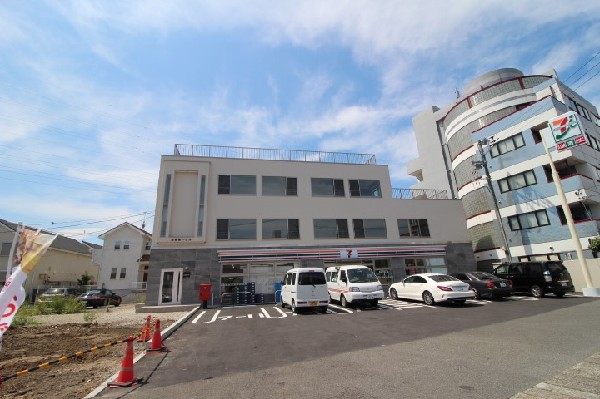 周辺環境:セブンイレブン(セブンミールは大好評です。今や公共料金の支払いや宅配など、色々な用途があるコンビニは必須ですね)