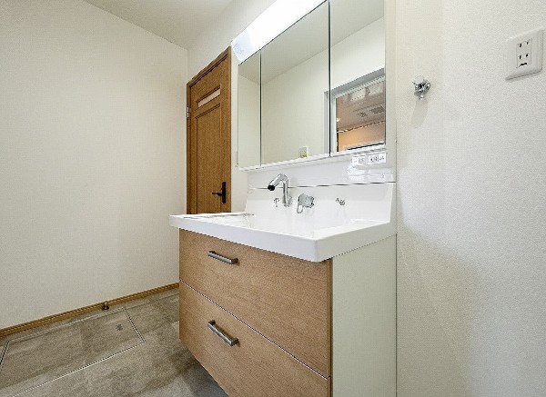 ゆとりの洗面スペースで朝の身支度も快適スムーズに。面鏡で髪のセットやお化粧もストレスなくこなせ、朝から気分良く通勤通学に向かえそうですね！