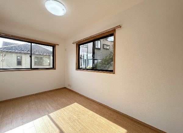 リビング以外の居室   光が取り込みやすい2面採光の居室。日当たり良好です。しっかりとした大きさのクローゼットを完備し、収納スペースも十分。