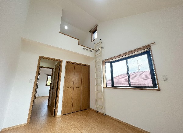 勾配天井を採用した居室。空間に対して横の広がりだけではなく、縦の広がりを持たせることにより開放感を演出します。