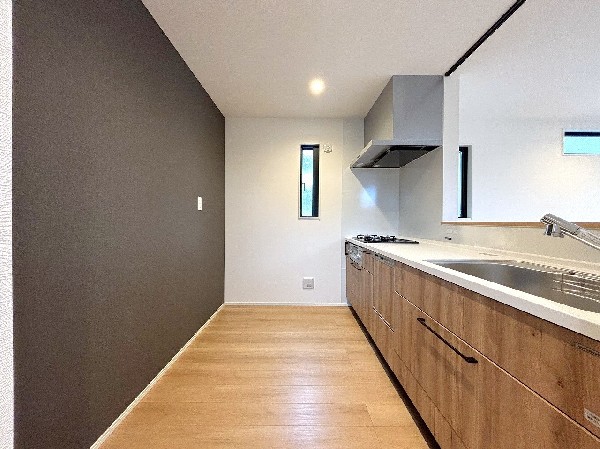 毎日使うキッチン周りが綺麗で清潔に保たれていると、お料理を作るのも楽しくなりますよね。機能性とデザイン性を持たせたキッチンで気持ちよくお料理が出来そうです。  