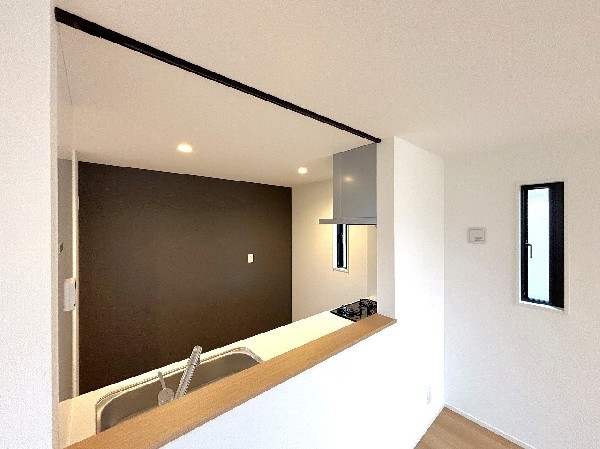 対面式のカウンターキッチンですので、出来上がったお料理をカウンターに並べてお子様が運ぶなど、お手伝いの時間も増えそうですね！ご家族と会話をしながらお料理を楽しめ一体感を感じられるキッチン仕様