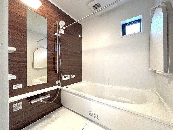 ご家族との憩いの場として、一日の疲れを癒す場として、ゆったりと足を伸ばしてくつろげる綺麗で清潔感のある色味の浴室。気持ちの良い光と爽やかな風をたっぷりと取りこめる開閉式の窓も設置しています。