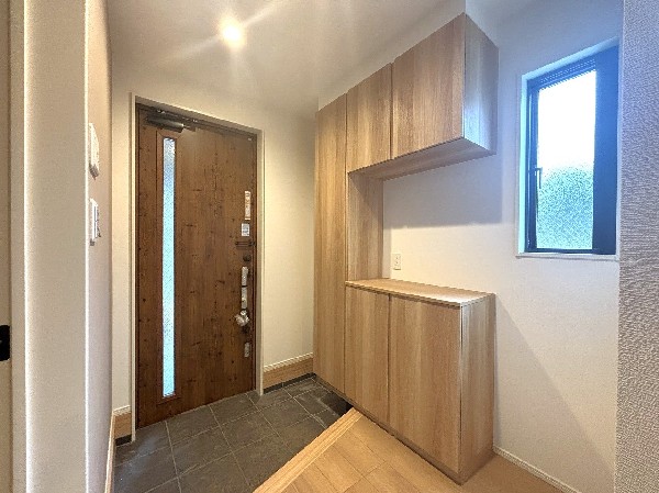 散らかりがちな玄関もスッキリと保てる玄関収納は、家の中に入る時一番最初に目に付く場所だからこだわりたいですよね！木目調の落ち着いた雰囲気の色目が、お部屋の雰囲気をそのまま表している家の顔です。