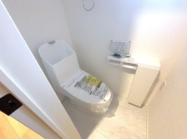 洗浄機能付き便座を標準装備。冬の寒い時期には暖房機能も活躍。快適にご利用いただけます。