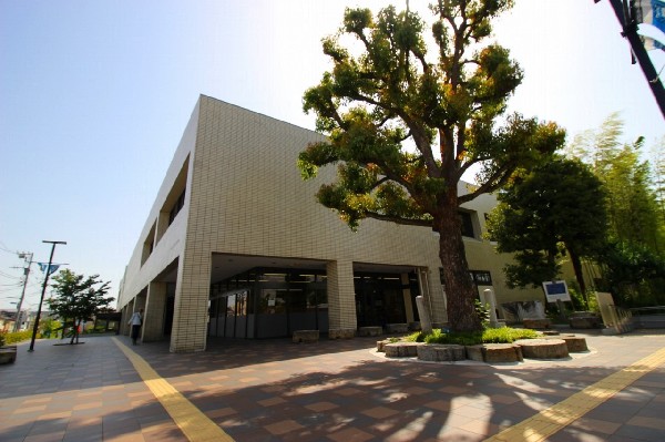 周辺環境:川崎市立幸図書館　(お子様は本が大好き。近くに図書館があればたくさんの本が読めますし、受験勉強などにも最適な空間です。)