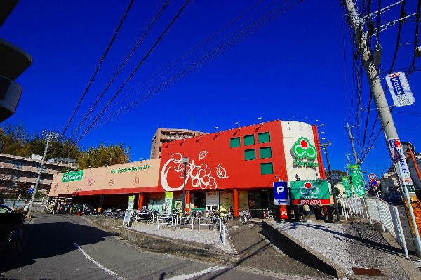 周辺環境:スーパー三徳高田店(営業時間は9：30～22：00までで、駐車場は58台完備されています。)