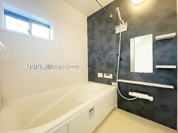 追い焚き機能つきのゆったりバスルームで一日の疲れを癒す時間を過ごせます