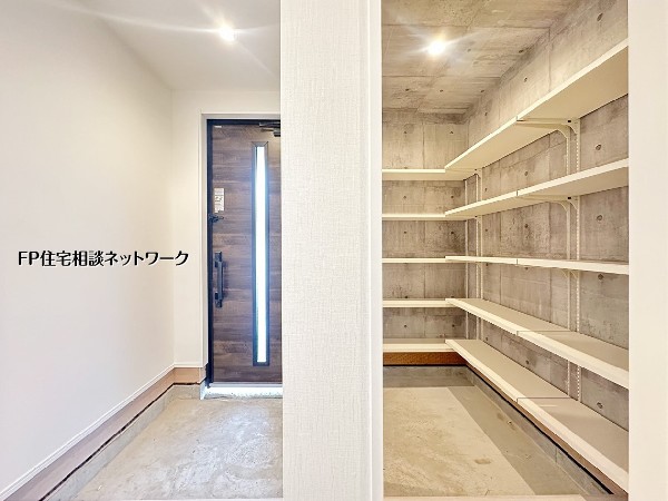 【玄関】  玄関横にシューズインクローゼットを備え、靴やベビーカーもすっきり収納。来客時も玄関まわりを整えやすく、使い勝手に配慮した設計です。