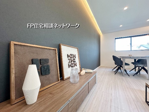 【LDK18.3帖】  アクセントクロスと間接照明が空間に奥行きを与えるLDK。落ち着いた色合いでまとめられ、ダイニングまで視線が伸びる心地よい住空間です