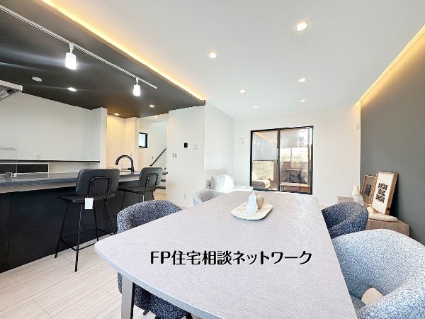 【LDK18.3帖】  キッチン・ダイニング・リビングが一体となったLDKは、動線が整理され使いやすい設計。間接照明が空間をやさしく包み、くつろぎの時間を演出します。