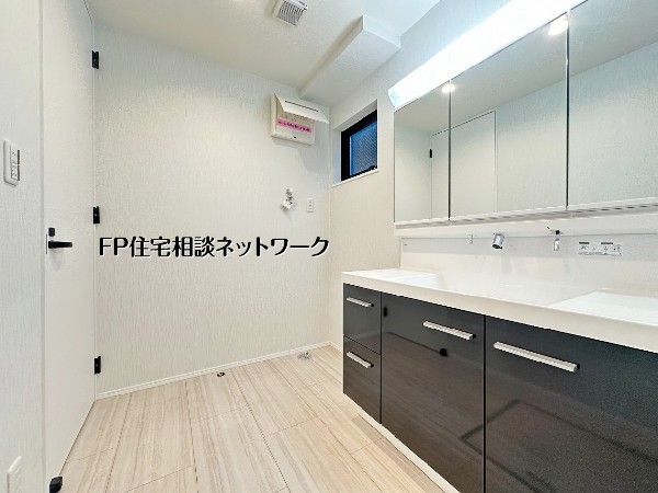 【洗面脱衣室】  三面鏡付きの洗面化粧台を備えた洗面室は、身支度やお手入れがしやすい空間。窓付きで換気もしやすく、清潔感のある設計です。