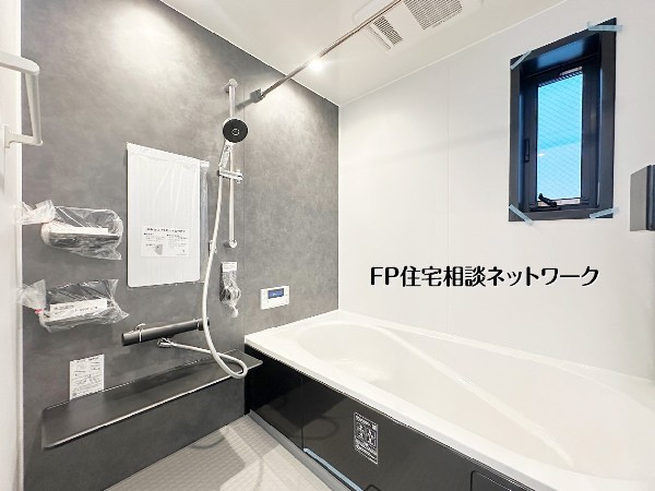 【浴室】  落ち着いた色合いの浴室は、一日の疲れをゆったり癒せる空間。窓付きで換気もしやすく、清潔さを保ちやすい設計です。