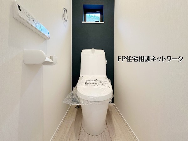 【トイレ】  アクセントクロスが印象的なトイレ空間。小窓付きで明るさと換気を確保し、すっきりと落ち着いて使える設計です。