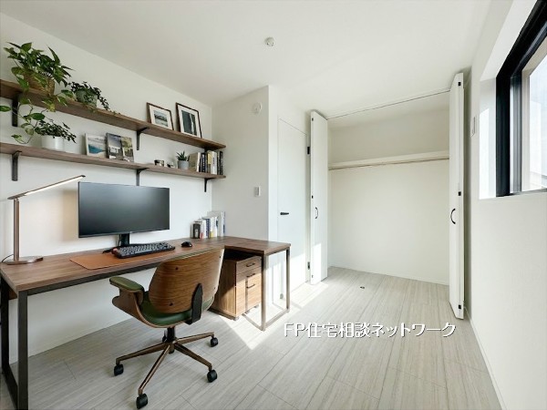 【洋室│5帖】  本画像はAIがCGで家具作成しており、実際の現地に家具は設置されておりません。また、販売価格に家具等は含まれておりません。