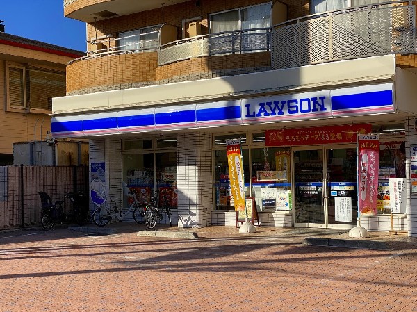 周辺環境:ローソン新羽駅前店(「マチのほっとステーション」をスローガンに掲げる通り、忙しい日々に「ほっ」とするひとときをもたらします。)