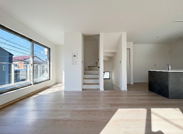 家族の一体感を感じられる広々としたスペース。家族と過ごす時間を大切にする方にピッタリのゆとりの住空間です。お子様が元気に走り回っても安心して見守れます。家族の笑い声が今にも目に浮かびそう。