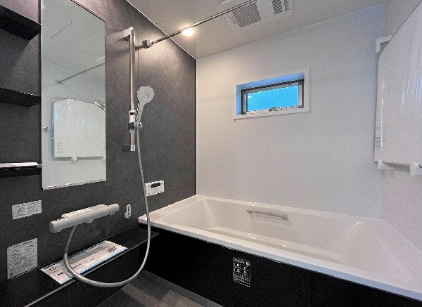 ご家族との憩いの場として、一日の疲れを癒す場として、ゆったりと足を伸ばしてくつろげる綺麗で清潔感のある色味の浴室。気持ちの良い光と爽やかな風をたっぷりと取りこめる開閉式の窓も設置しています。