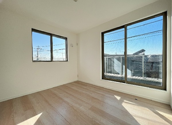 光が取り込みやすい2面採光の居室。日当たり良好です。しっかりとした大きさのクローゼットを完備し、収納スペースも十分。