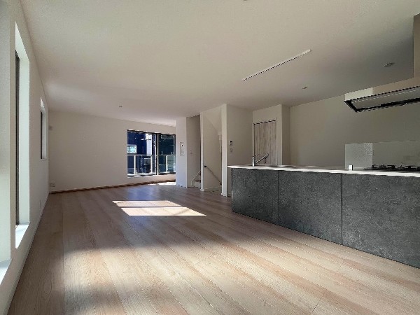 大切なご家族が集まるからこそLDKにはこだわりたいですよね！休日はおひさまの光をたっぷりと取りこめるリビングでゆったりと過ごしませんか？子供たちが元気に笑いながら走り回っている姿が目に浮かぶ空間です。