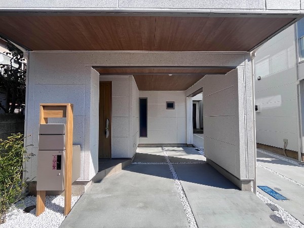 外観:車好きも嬉しいビルトインガレージのある住宅。カーポート替わりに雨風から大切なお車を守り、お荷物の出し入れもゆっくり濡れずに行えます。自転車置きや物置スペースとしても重宝しますね！