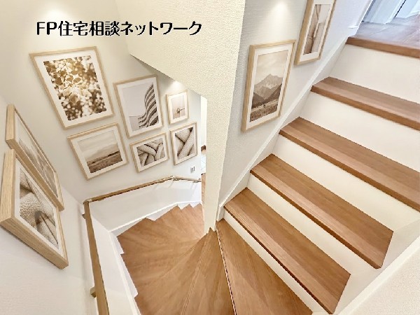 【階段】本画像はAIがCGで小物を作成しており、実際の現地に家具は設置されておりません。また、販売価格に小物等は含まれておりません。