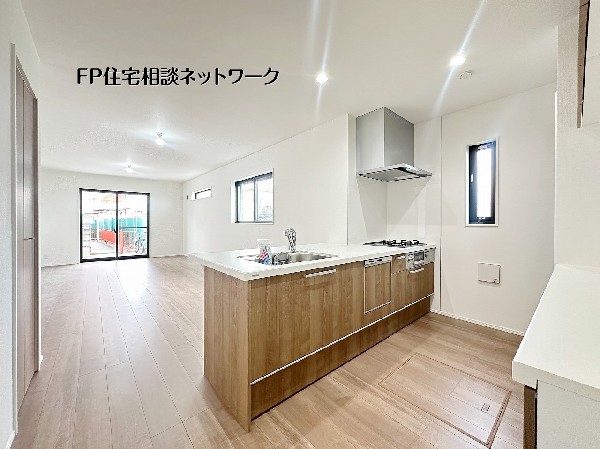 【キッチン】リビングまで見渡せる開放的なオープンキッチン。お料理中もご家族との会話を楽しめる、一体感のあるLDKが魅力です。