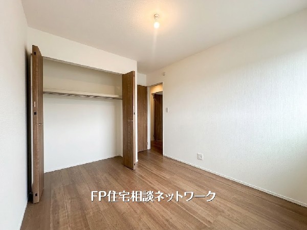 【ベットルーム│5.3帖】シンプルで使いやすい洋室。大きめのクローゼット付きで衣類や荷物もすっきり収納できます。廊下から出入りしやすく、寝室や子供部屋、在宅ワークスペースとしても活用しやすい空間です。