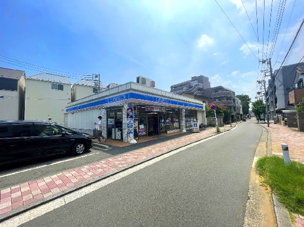 周辺環境:ローソン港北綱島東3丁目店(「マチのほっとステーション」をスローガンに掲げる通り、忙しい日々に「ほっ」とするひとときをもたらします。)