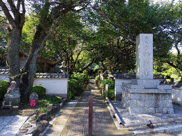 周辺環境:長尾山妙楽寺　(紫陽花の名所として知られています。登戸駅と久地駅からは、シャトルバスあじさい号が運航しています。)