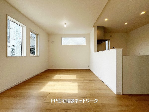 リビングで過ごす家族と会話を楽しいながら、家事がはかどる対面式キッチン。ゆったりとしたスペースを確保しているので、ご家族と一緒にお料理をしていただけます。