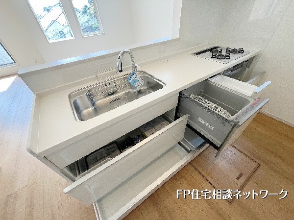 料理が楽しくなる、スタイリッシュで機能的なキッチン。食器洗乾燥機は手洗いに比べ節水でき、高温洗浄で油汚れもすっきり。忙しいママの強い味方ですね。