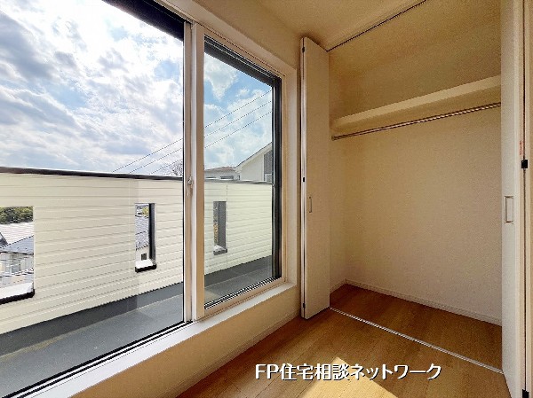 南向きバルコニーと広めの寝室。明るさと寛ぎのある住空間です。毎日がリラックスできる理想の住宅。