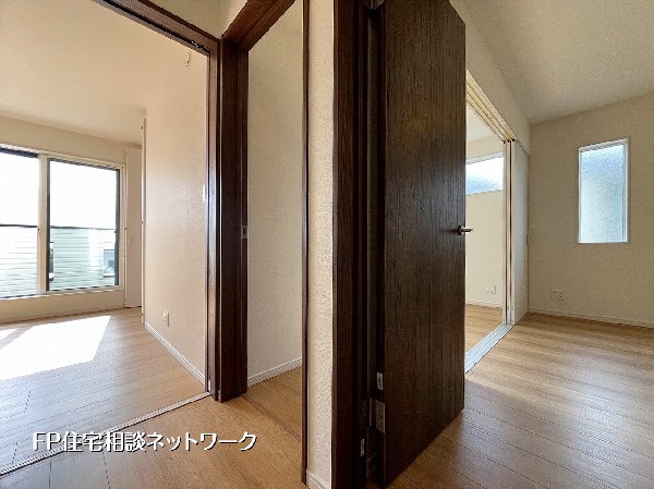 木目調の落ち着いた雰囲気のお部屋。各お部屋に収納を設け、整理整頓しやすいお住いです。
