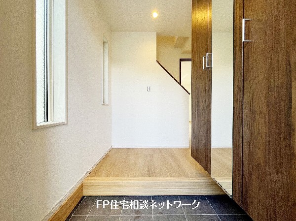 シンプルかつモダンなエントランスホール。ゆとりを感じさせる明るい空間が、住まう方や訪れる方を心地よく迎え入れてくれます。