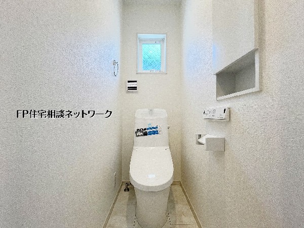 洗浄機能付き便座を標準装備。冬の寒い時期には暖房機能も活躍。快適にご利用いただけます。