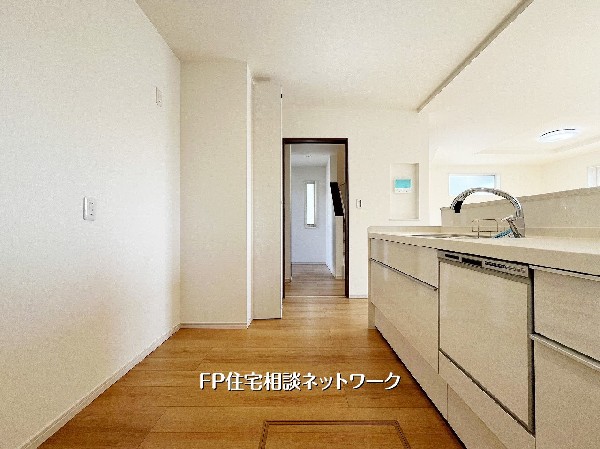 滑らかな動作で引き出しやすい、収納力豊富なキッチン。食器洗乾燥機付きで忙しいママをサポート！