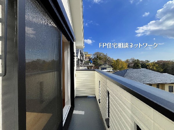 外観:抜けるような青空と遠くまで広がる景色が、日常を特別な時間に変えます。開放感あふれる空間をぜひ体験してください。