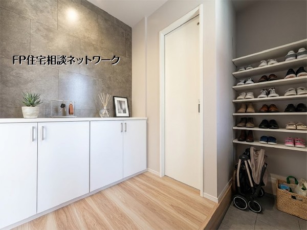 【シューズインクローゼット】  本画像はAIがCGで小物・靴を作成しており、実際の現地に小物・靴は設置されておりません。また、販売価格に小物・靴等は含まれておりません。