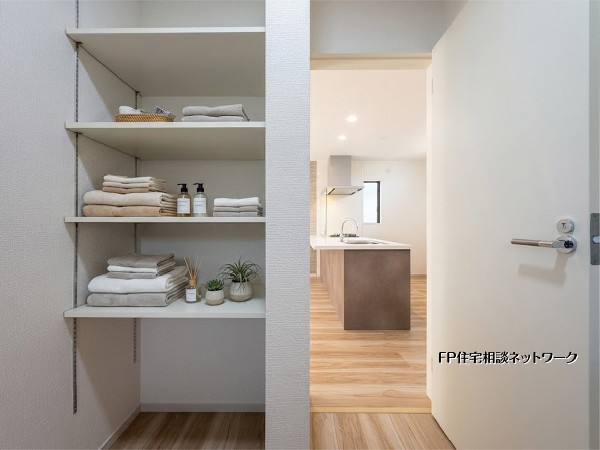 【洗面脱衣室】  本画像はAIがCGで小物を作成しており、実際の現地に小物は設置されておりません。また、販売価格に小物等は含まれておりません。