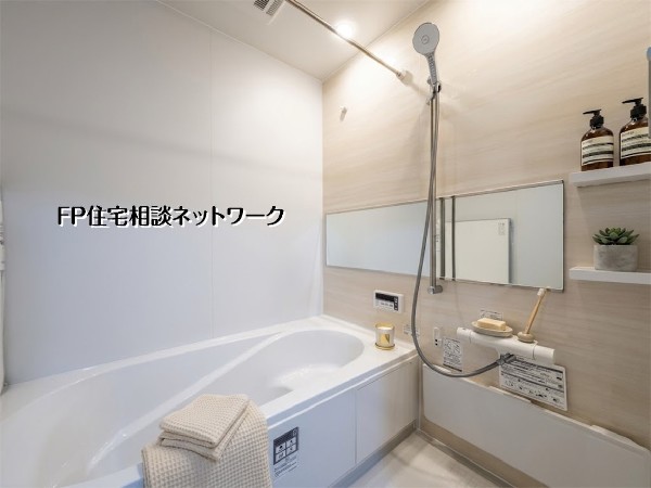 【浴室】  柔らかな木目調のパネルが落ち着いた雰囲気を演出するバスルーム。横長ワイドミラーが空間を広く見せ、ゆったりとした浴槽が日々の疲れを癒やします。清潔感のある心地よい空間でリラックスタイムを